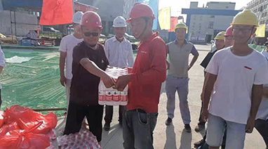 夏（xià）日送清涼（liáng），慰問暖人心